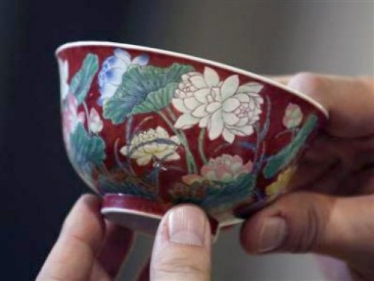 Preţ record pentru un vas de porţelan chinezesc vândut la licitaţie